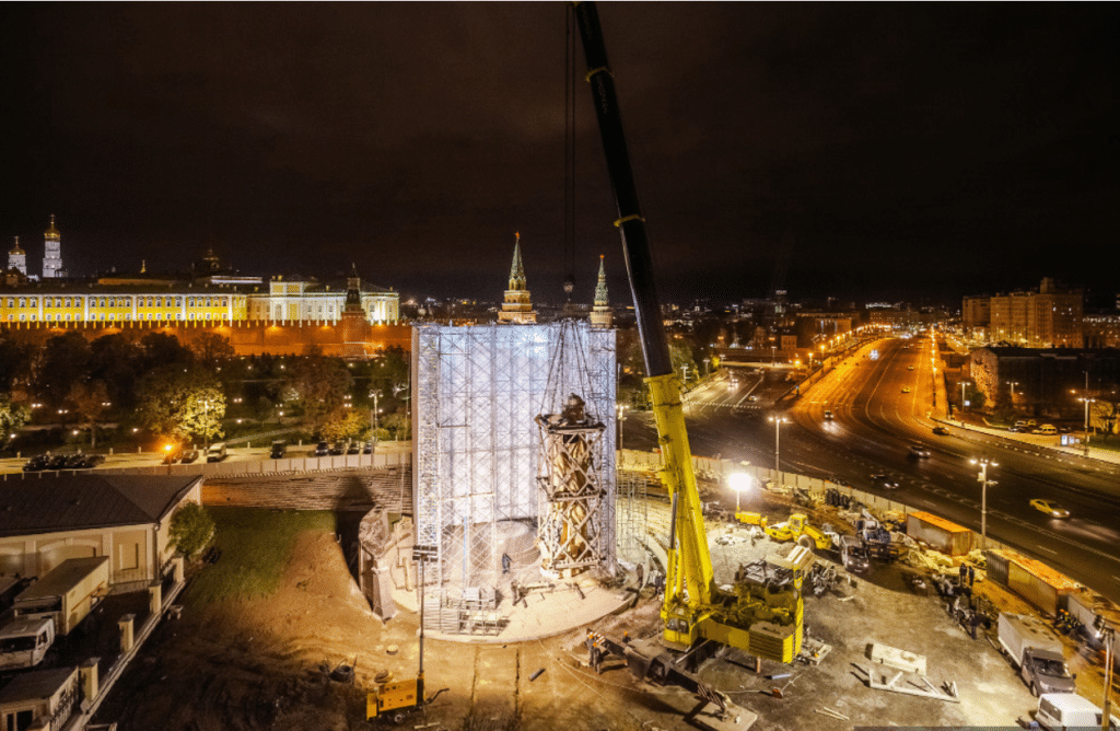 Установка памятника Князю Владимиру в Москве с помощь автокранов Либхер - КранМар.