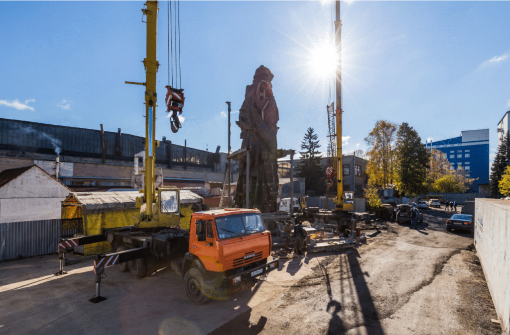 Установка памятника Князю Владимиру в Москве с помощь автокранов Либхер - КранМар.